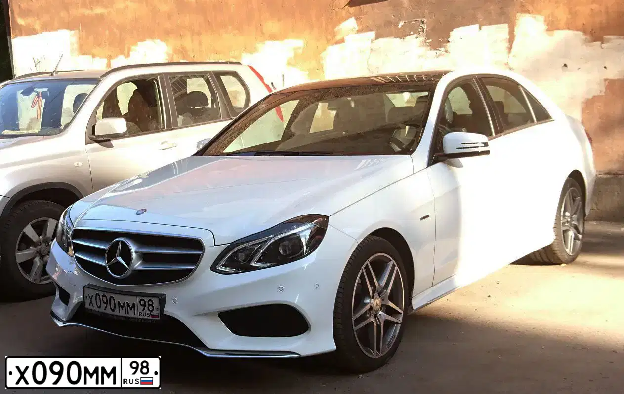 Фото автомобиля MERCEDES C-KLASSE, 2013 — госномер Х090ММ98. Цвет: БЕЛЫЙ