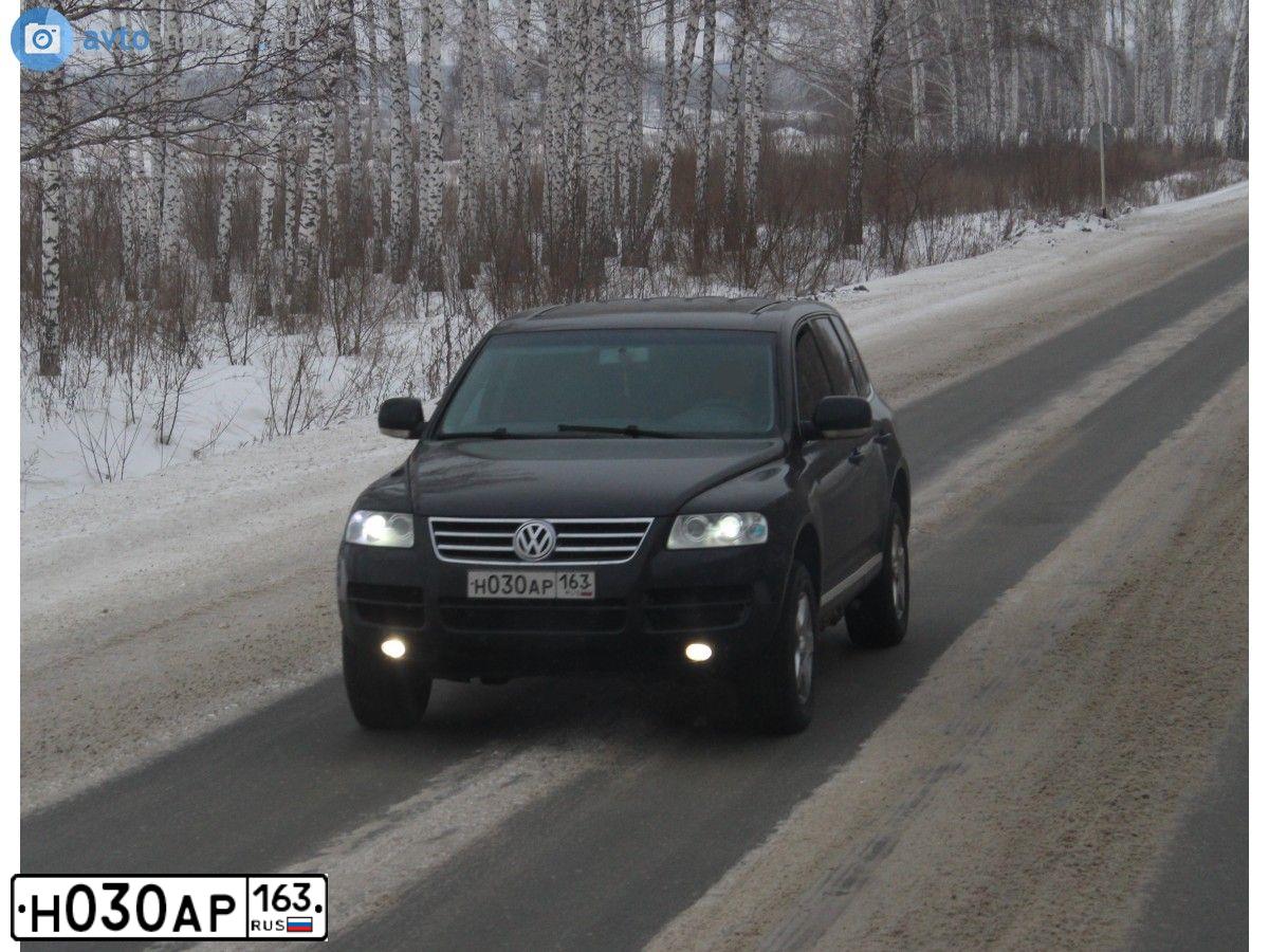 Фото автомобиля VOLKSWAGEN TOUAREG, 2004 — госномер Е498РС156. Цвет: ЧЕРНЫЙ