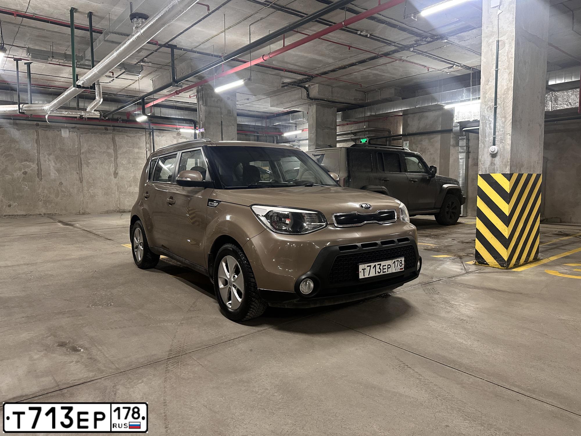 Фото автомобиля KIA SOUL, 2014 — госномер Т713ЕР178. Цвет: КОРИЧНЕВЫЙ