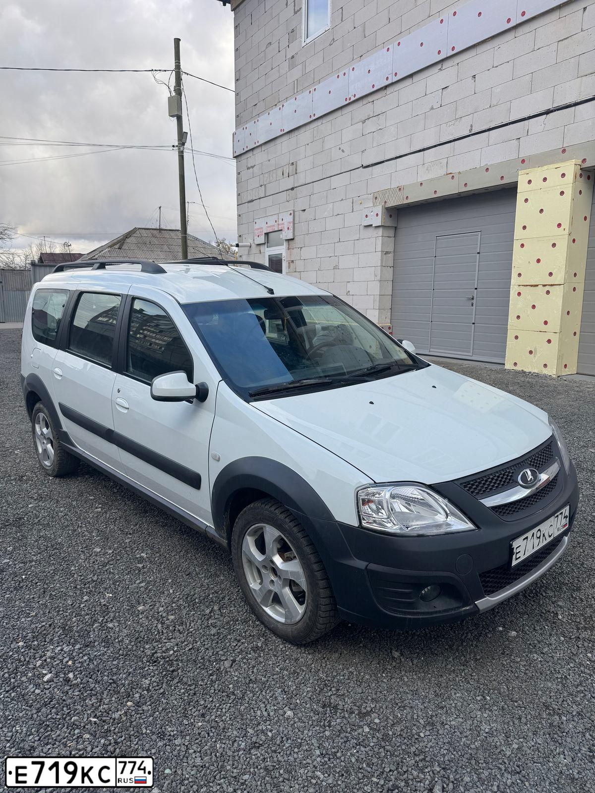 Фото автомобиля LADA LARGUS, 2018 — госномер Е719КС774. Цвет: Белый