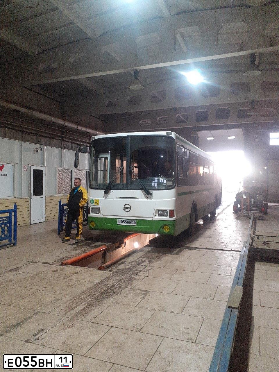 Фото автомобиля LIAZ 5256, 2012 — госномер Е055ВН11. Цвет: БЕЛЫЙ ЗЕЛЕНЫЙ