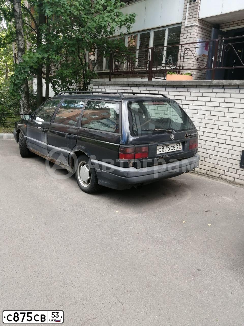 Фото автомобиля VOLKSWAGEN PASSAT, 1993 — госномер С875СВ53. Цвет: Темно-синий