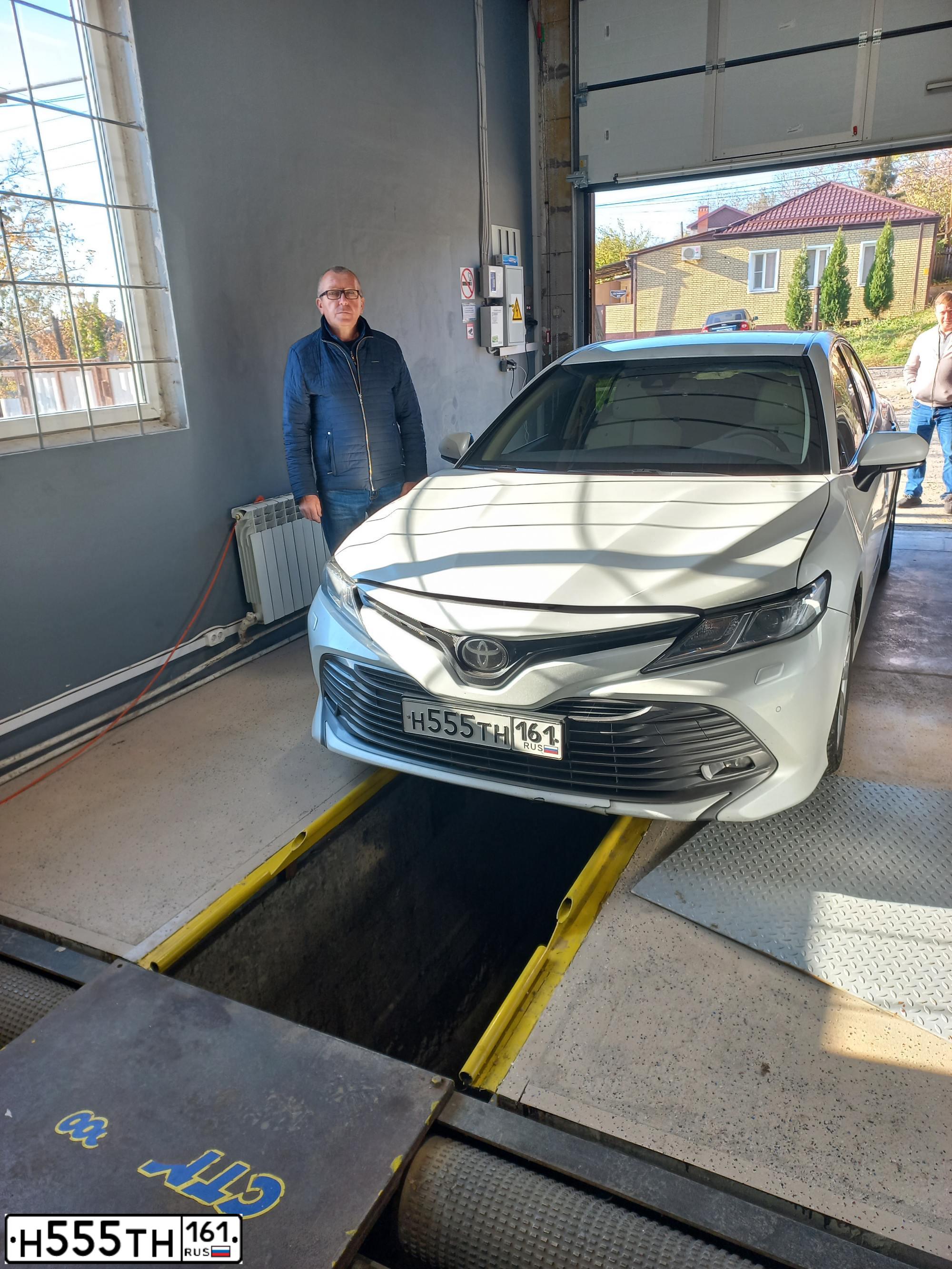 Фото автомобиля TOYOTA CAMRY, 2018 — госномер Н555ТН161. Цвет: БЕЛЫЙ ПЕРЛАМУТР