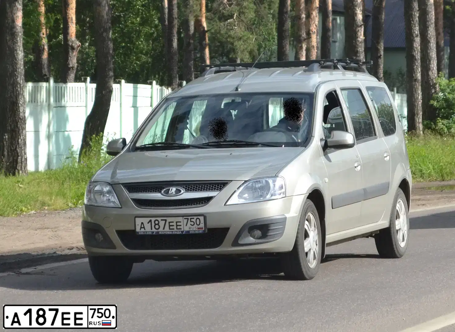 Фото автомобиля LADA LARGUS, 2013 — госномер А187ЕЕ750. Цвет: БЕЖЕВЫЙ