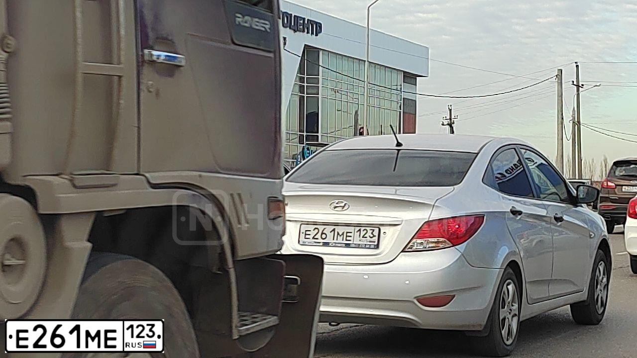 Фото автомобиля HYUNDAI SOLARIS, 2013 — госномер Е261МЕ123. Цвет: СЕРЕБРИСТЫЙ