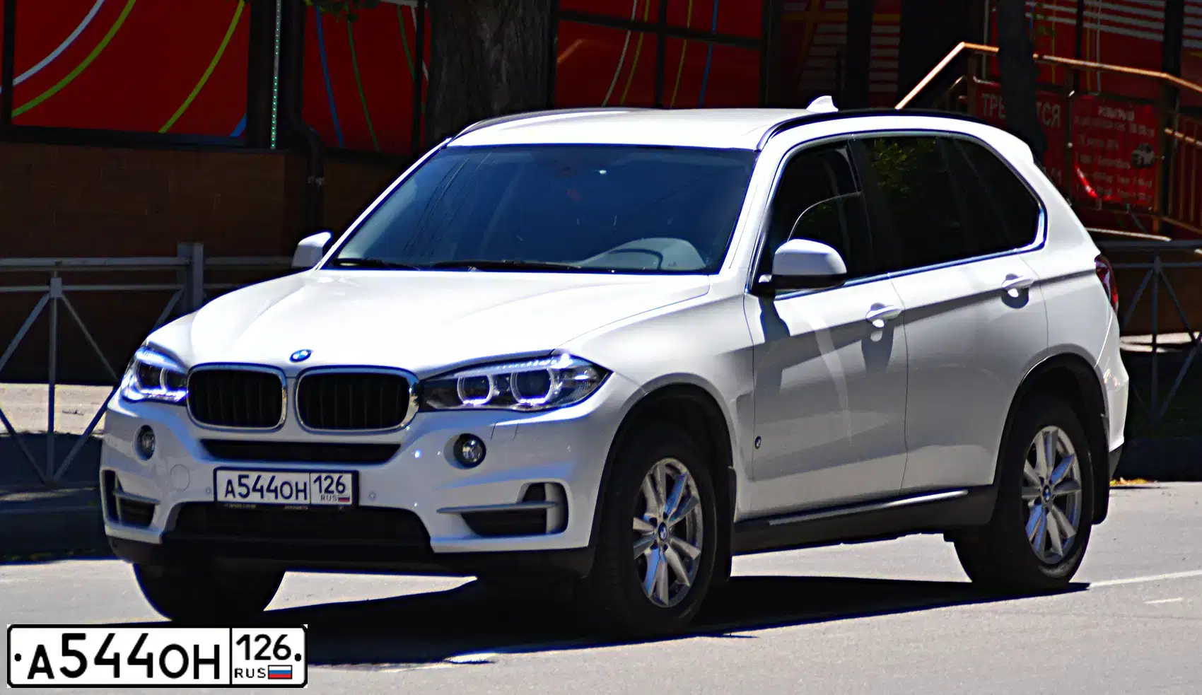 Фото автомобиля BMW X5, 2015 — госномер Е246ТР799. Цвет: БЕЛЫЙ МЕТАЛЛИК