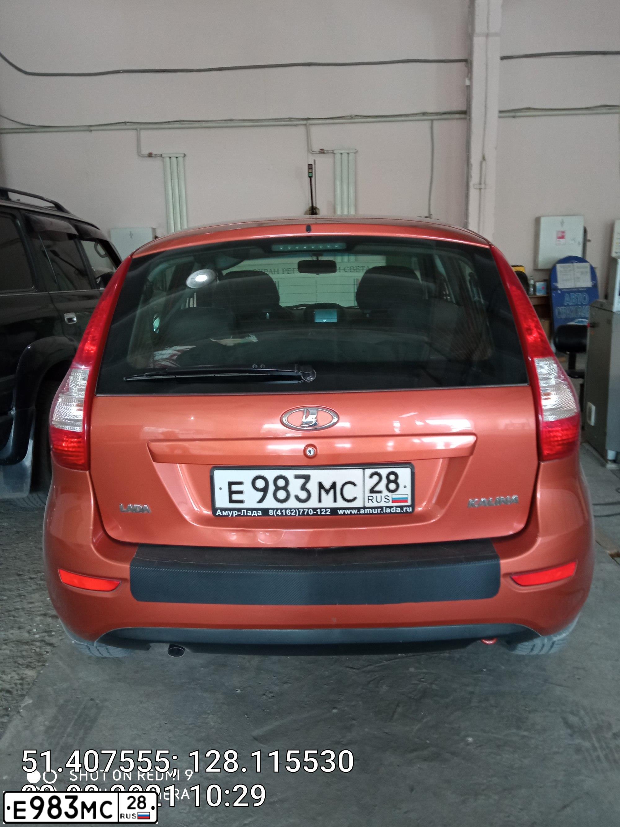 Фото автомобиля LADA 2192 KALINA, 2013 — госномер Е983МС28. Цвет: ОРАНЖЕВЫЙ