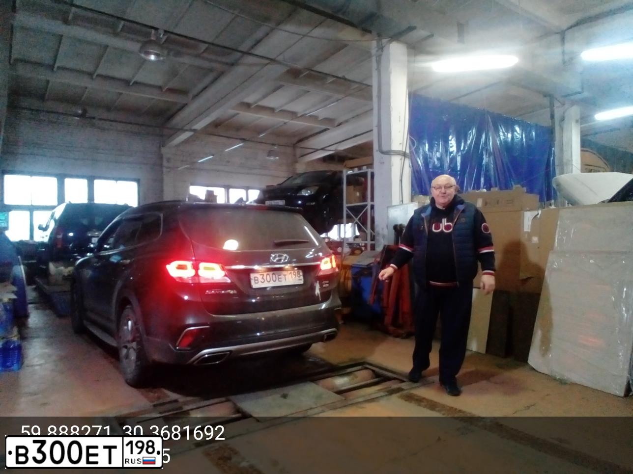 Фото автомобиля HYUNDAI GRAND SANTA FE, 2017 — госномер В300ЕТ198. Цвет: ЧЕРНЫЙ