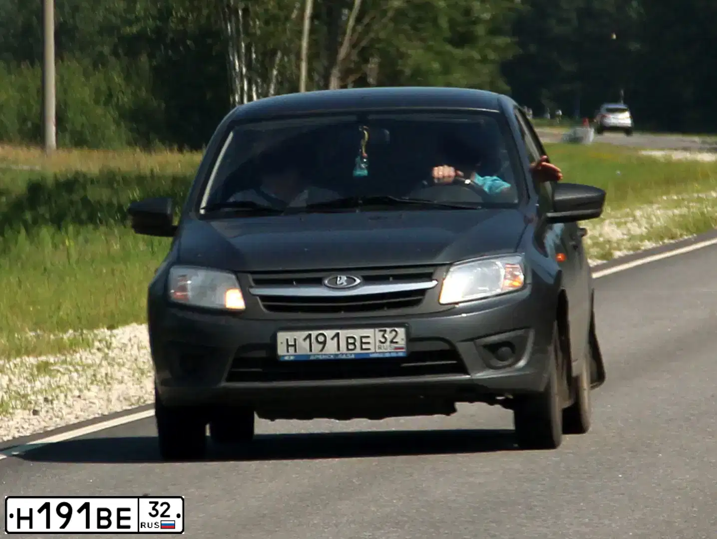 Фото автомобиля LADA 2190 GRANTA, 2015 — госномер Н191ВЕ32. Цвет: серебристо-темно-серый
