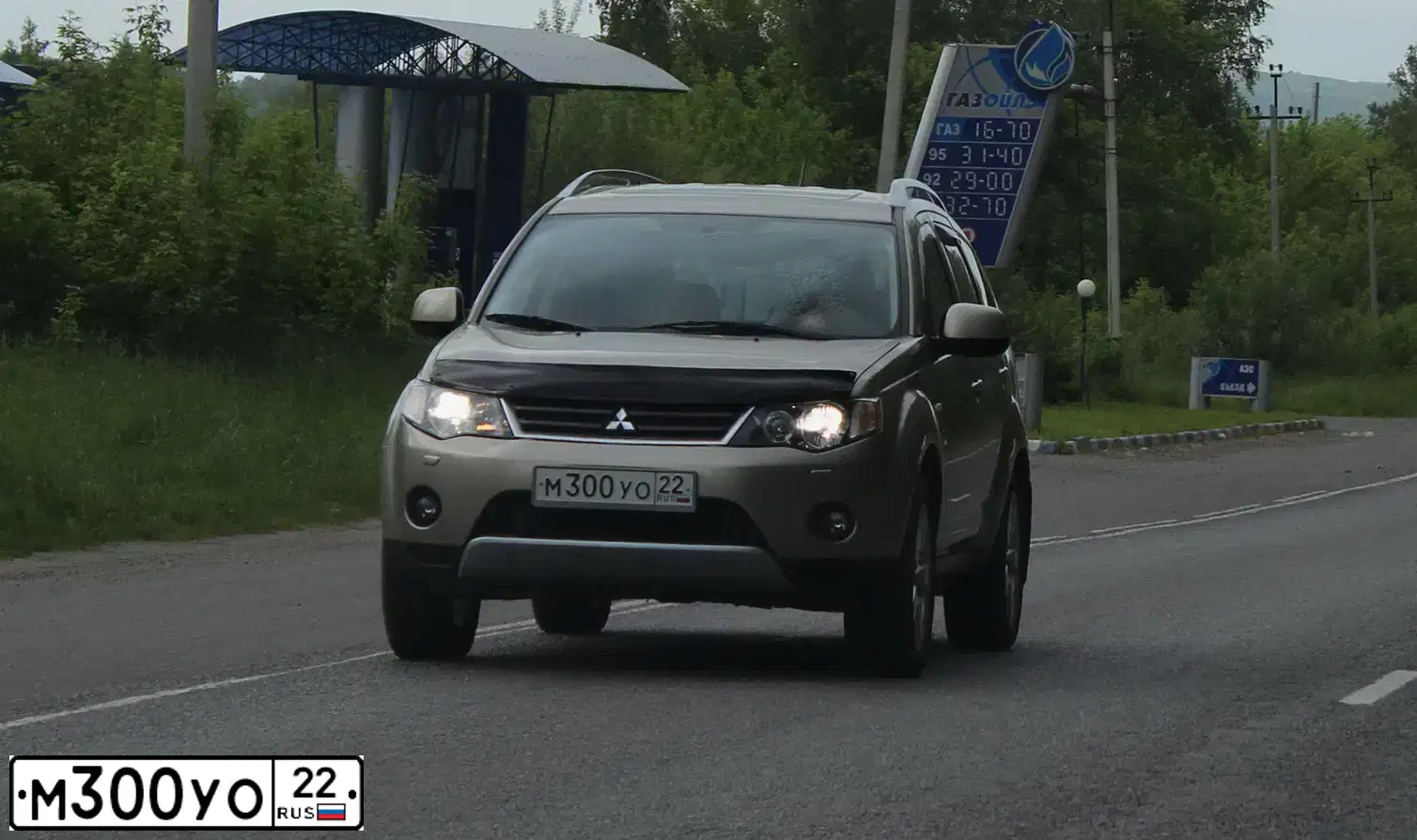 Фото автомобиля MITSUBISHI OUTLANDER, 2008 — госномер М300УО22. Цвет: БЕЖЕВЫЙ