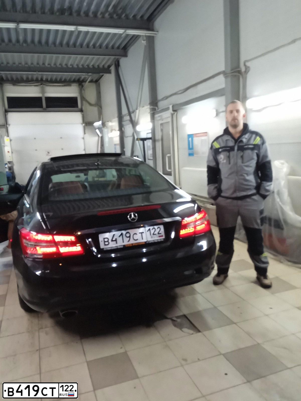 Фото автомобиля MERCEDES E-KLASSE, 2012 — госномер Х406ТЕ797. Цвет: ЧЕРНЫЙ