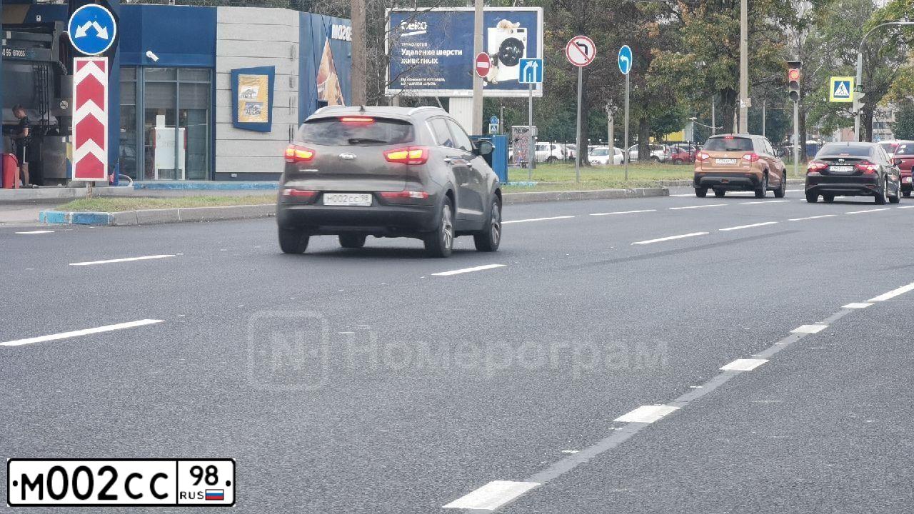 Фото автомобиля KIA SPORTAGE, 2014 — госномер М002СС98. Цвет: Серебристый