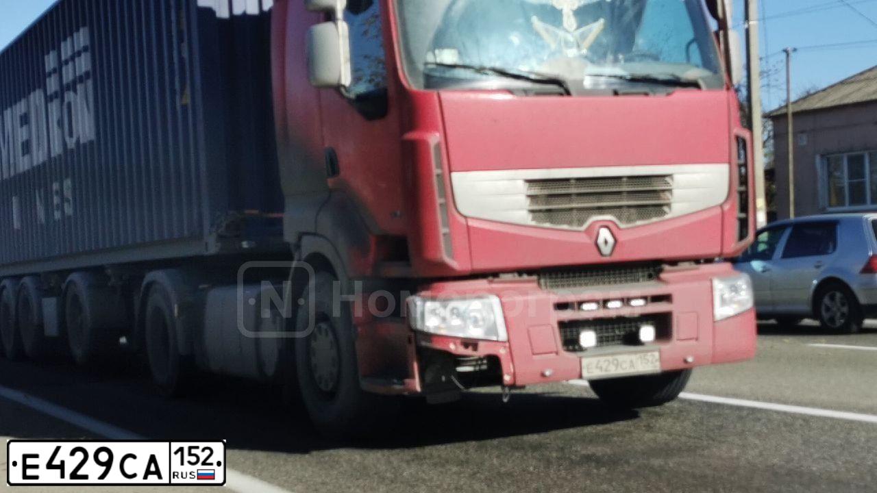 Фото автомобиля RENAULT PREMIUM, 2006 — госномер С446НР797. Цвет: Красный