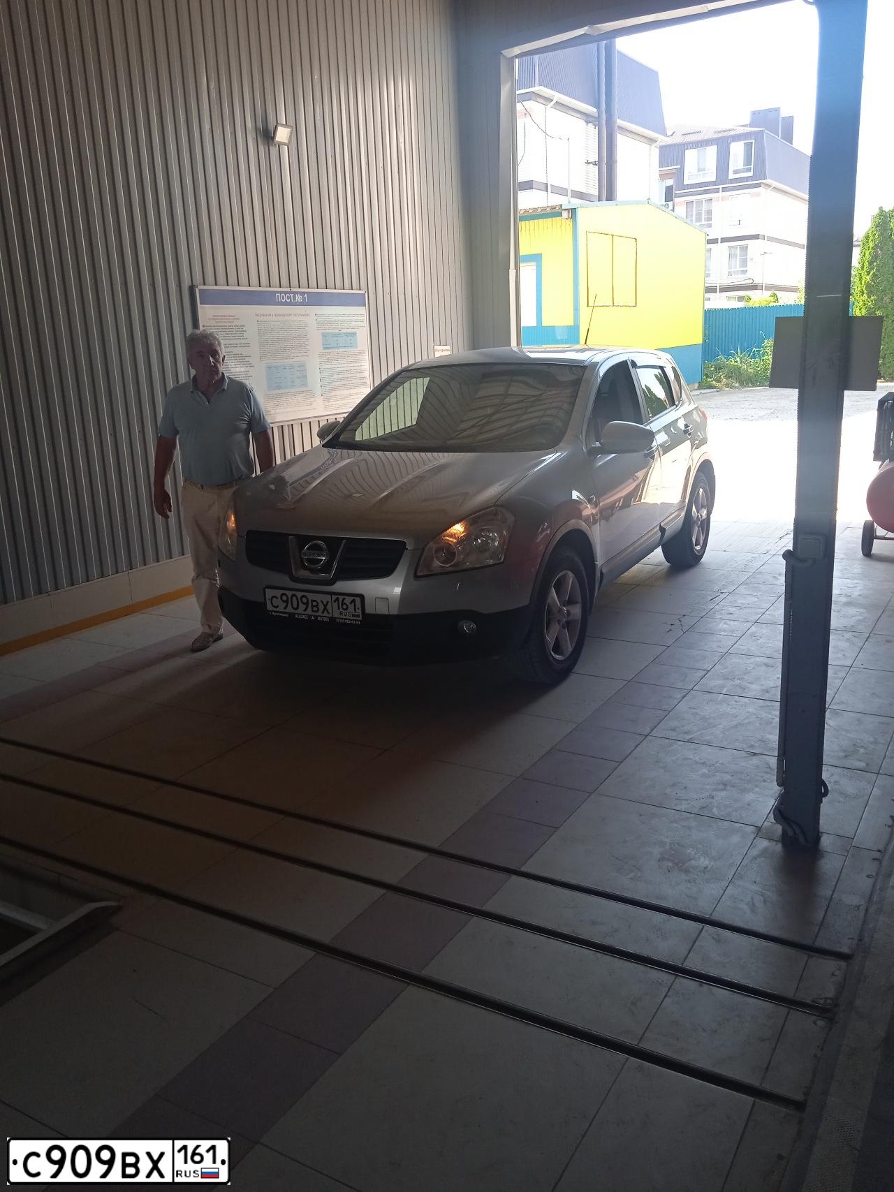 Фото автомобиля NISSAN QASHQAI, 2008 — госномер Е202ЕТ123. Цвет: СЕРЕБРИСТЫЙ