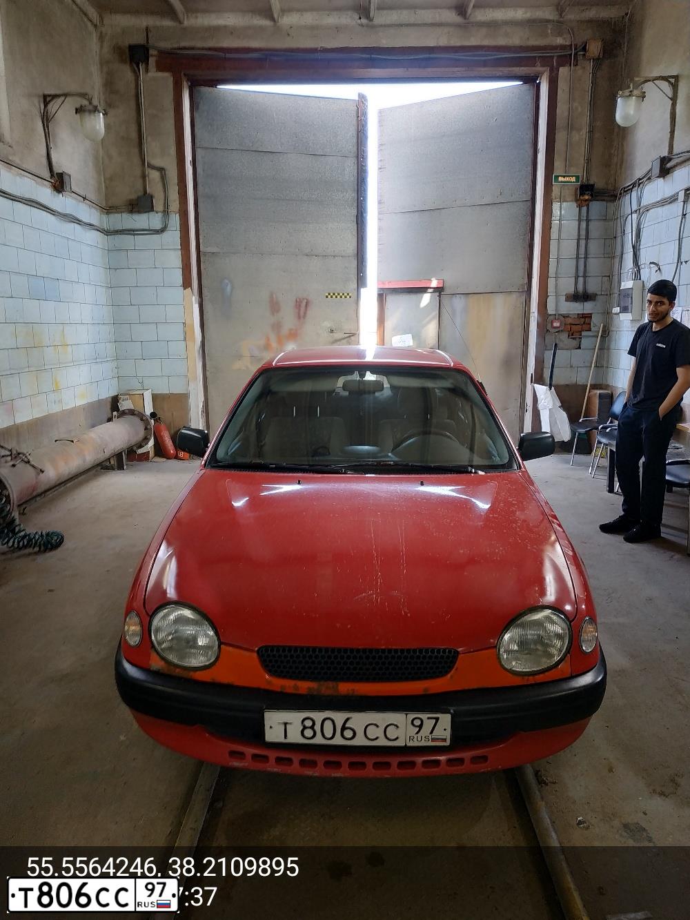 Фото автомобиля TOYOTA COROLLA, 1997 — госномер В037КН790. Цвет: Красный