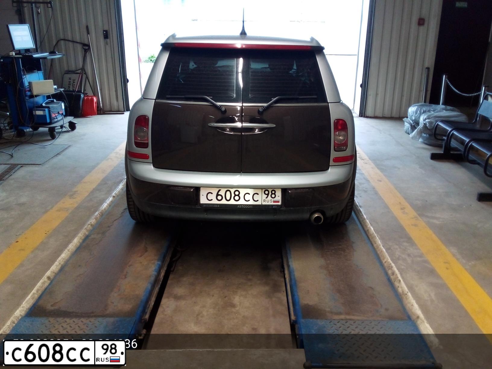 Фото автомобиля MINI MINI, 2008 — госномер А424СН124. Цвет: Коричневый