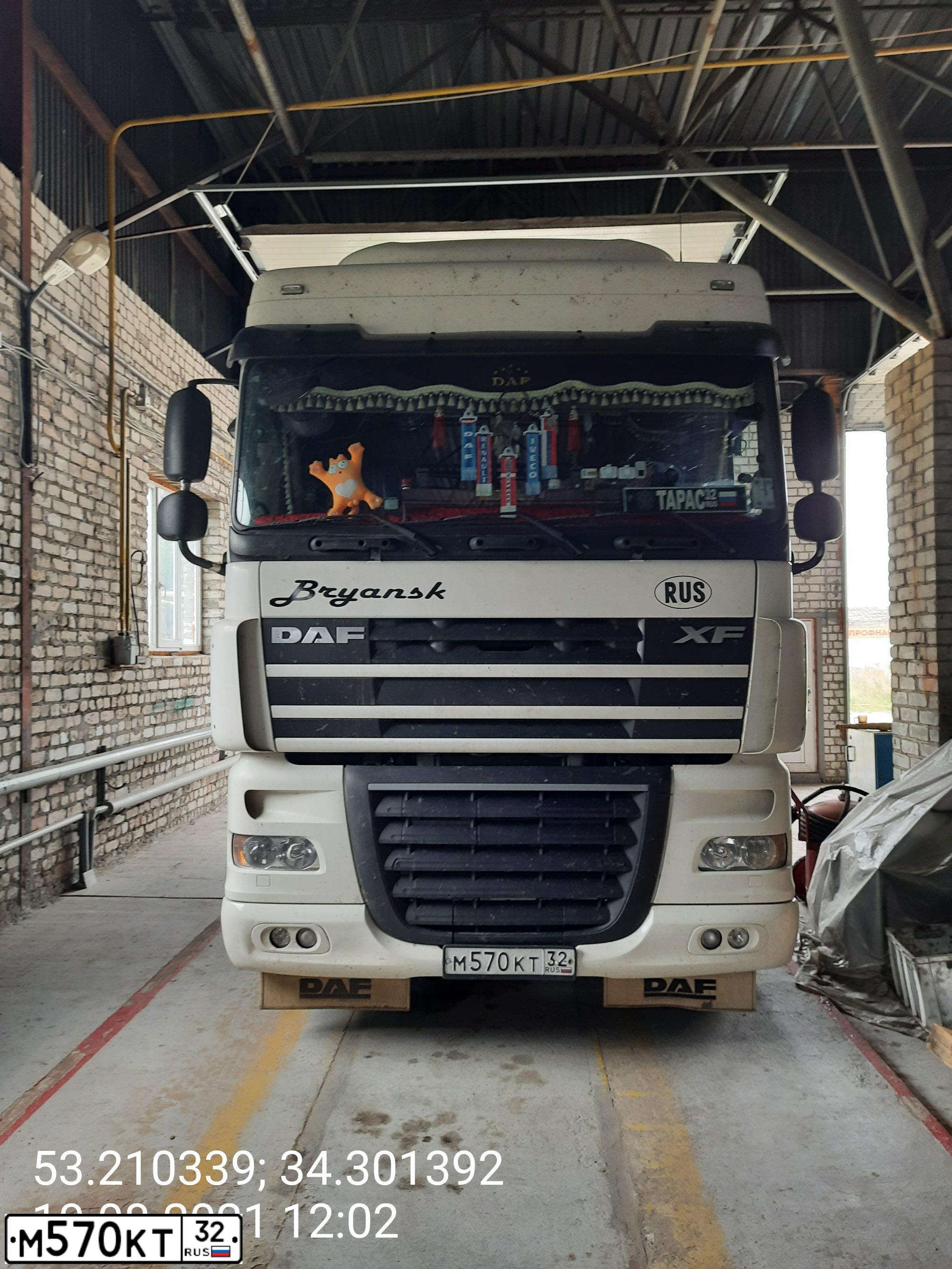 Фото автомобиля DAF XF 105 FT /4X2/, 2012 — госномер М570КТ32. Цвет: Белый