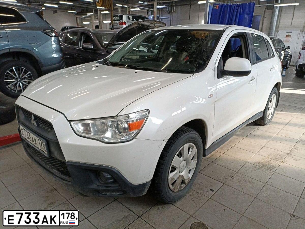 Фото автомобиля MITSUBISHI ASX, 2010 — госномер Е733АК178. Цвет: БЕЛЫЙ