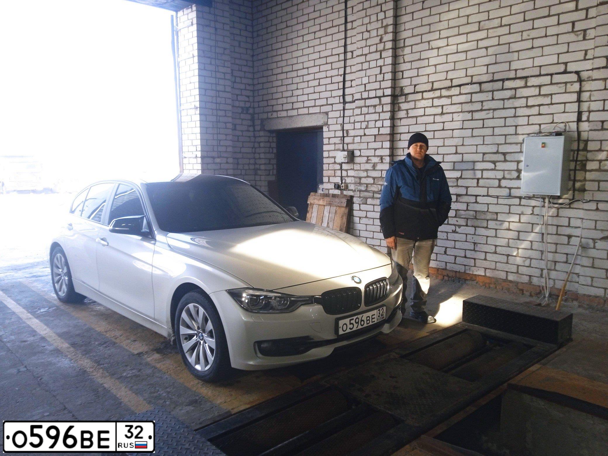 Фото автомобиля BMW SERIE 3, 2014 — госномер О596ВЕ32. Цвет: БЕЛЫЙ МЕТАЛЛИК