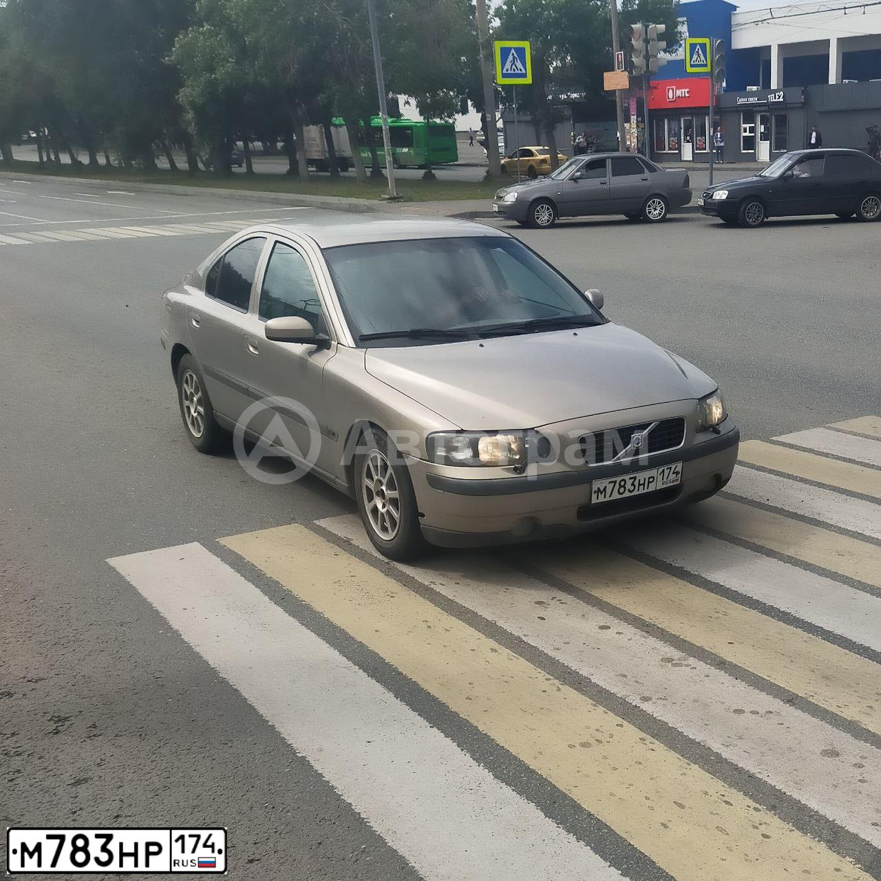 Фото автомобиля VOLVO S60, 2004 — госномер М783НР174. Цвет: ЗОЛОТИСТЫЙ