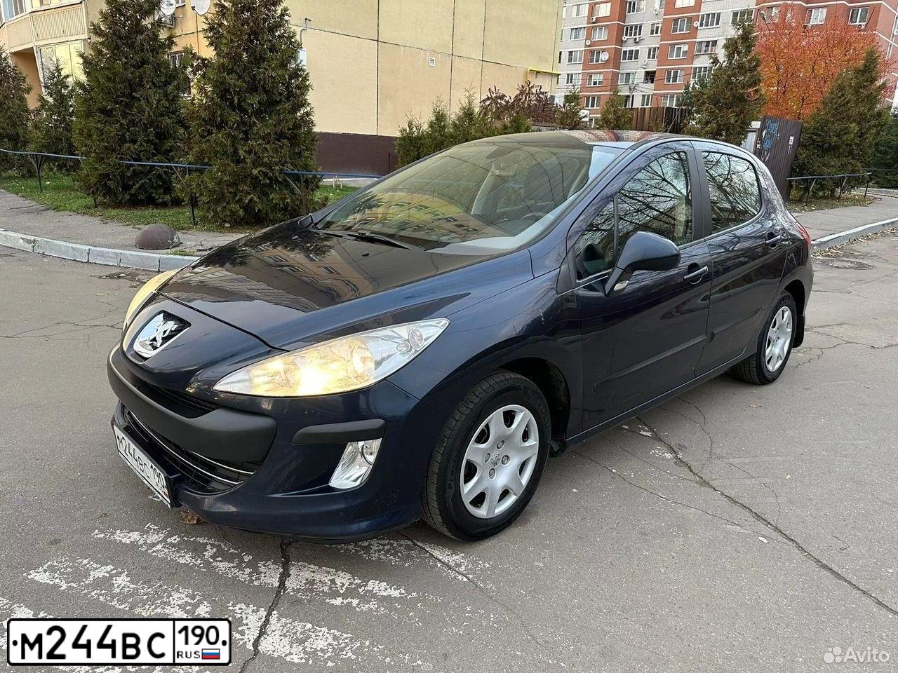 Фото автомобиля PEUGEOT 308, 2010 — госномер А825ХВ790. Цвет: синий