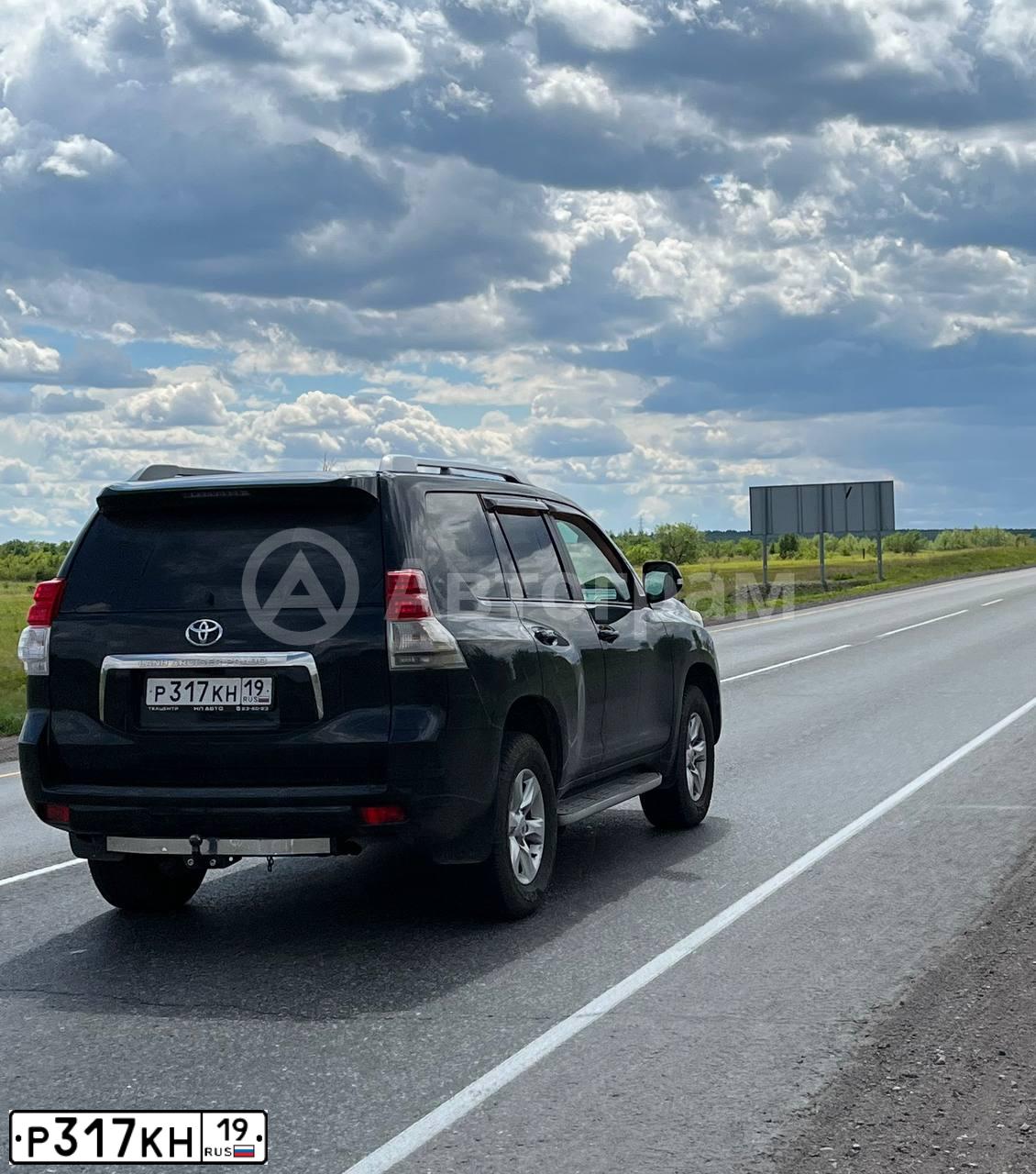 Фото автомобиля TOYOTA LANDCRUISER, 2010 — госномер Р317КН19. Цвет: ЧЕРНЫЙ