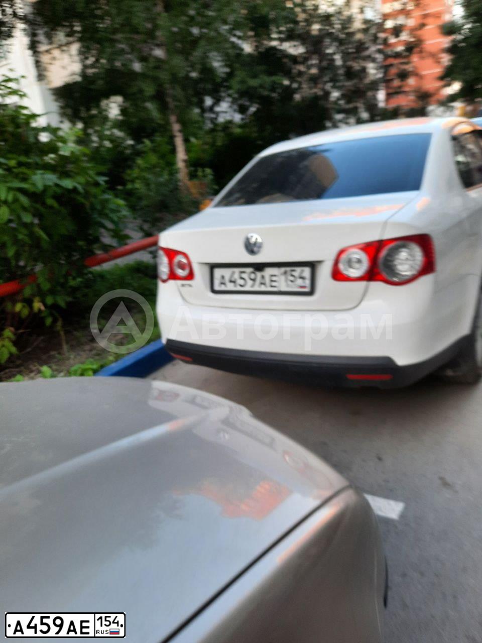 Фото автомобиля VOLKSWAGEN JETTA, 2010 — госномер А459АЕ154. Цвет: БЕЛЫЙ