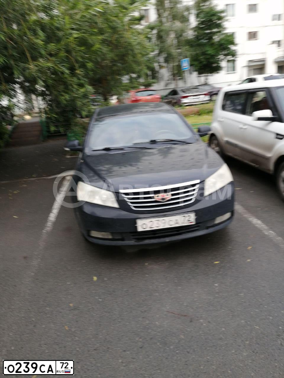 Фото автомобиля GEELY EMGRAND, 2012 — госномер О239СА72. Цвет: ЧЕРНЫЙ