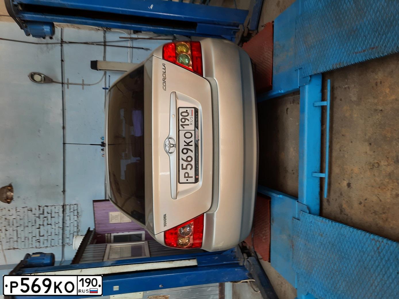Фото автомобиля TOYOTA COROLLA, 2005 — госномер Р569КО190. Цвет: СЕРЕБРИСТЫЙ