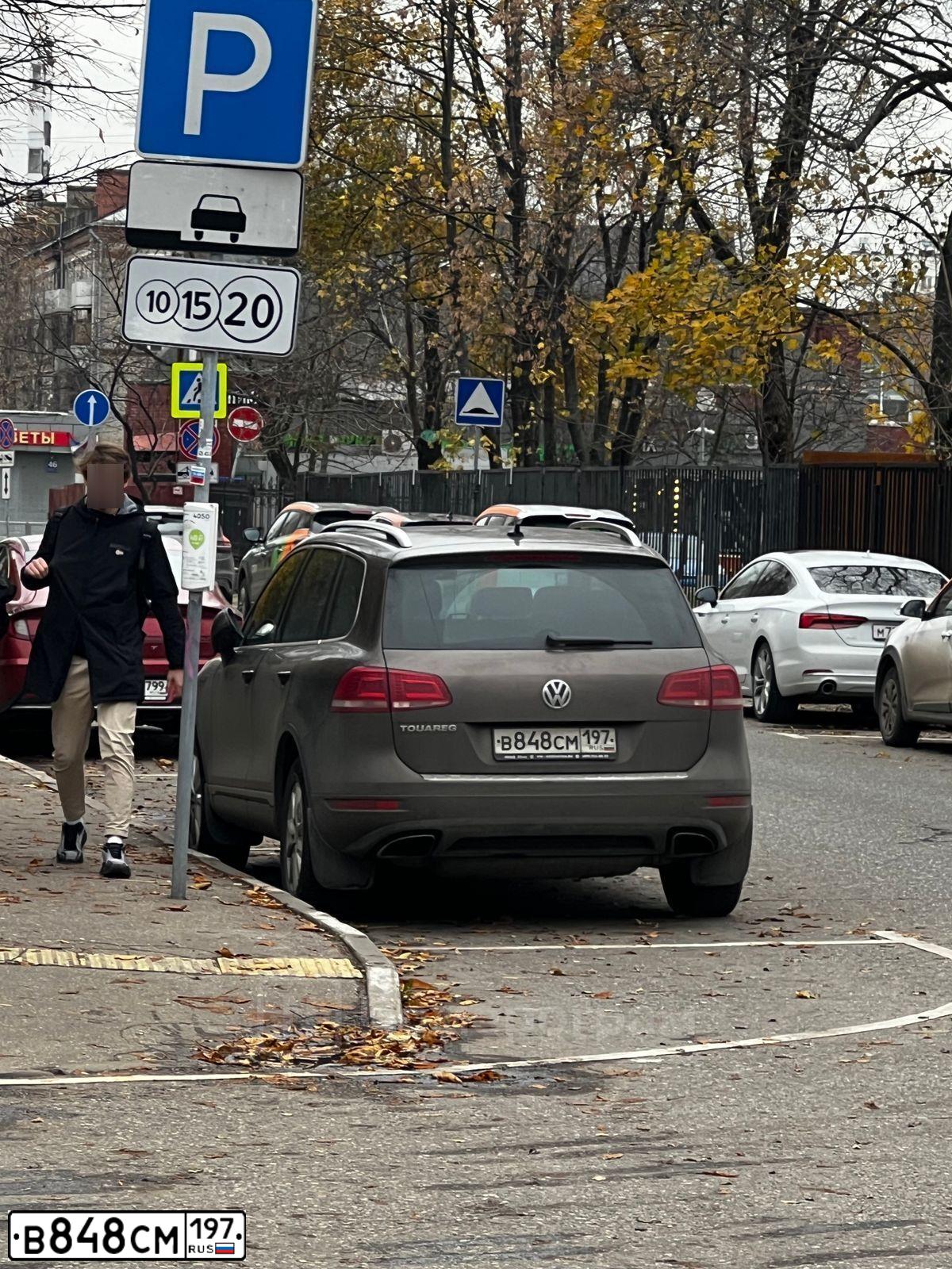 Фото автомобиля VOLKSWAGEN TOUAREG, 2012 — госномер В848СМ197. Цвет: КОРИЧНЕВЫЙ