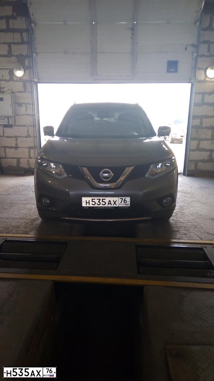 Фото автомобиля NISSAN X-TRAIL, 2017 — госномер Н535АХ76. Цвет: Серый