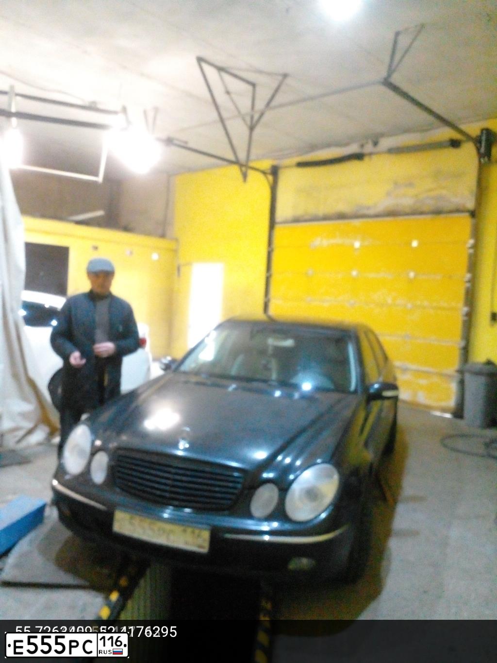 Фото автомобиля MERCEDES E-KLASSE, 2004 — госномер Р165ХХ716. Цвет: ЧЕРНЫЙ
