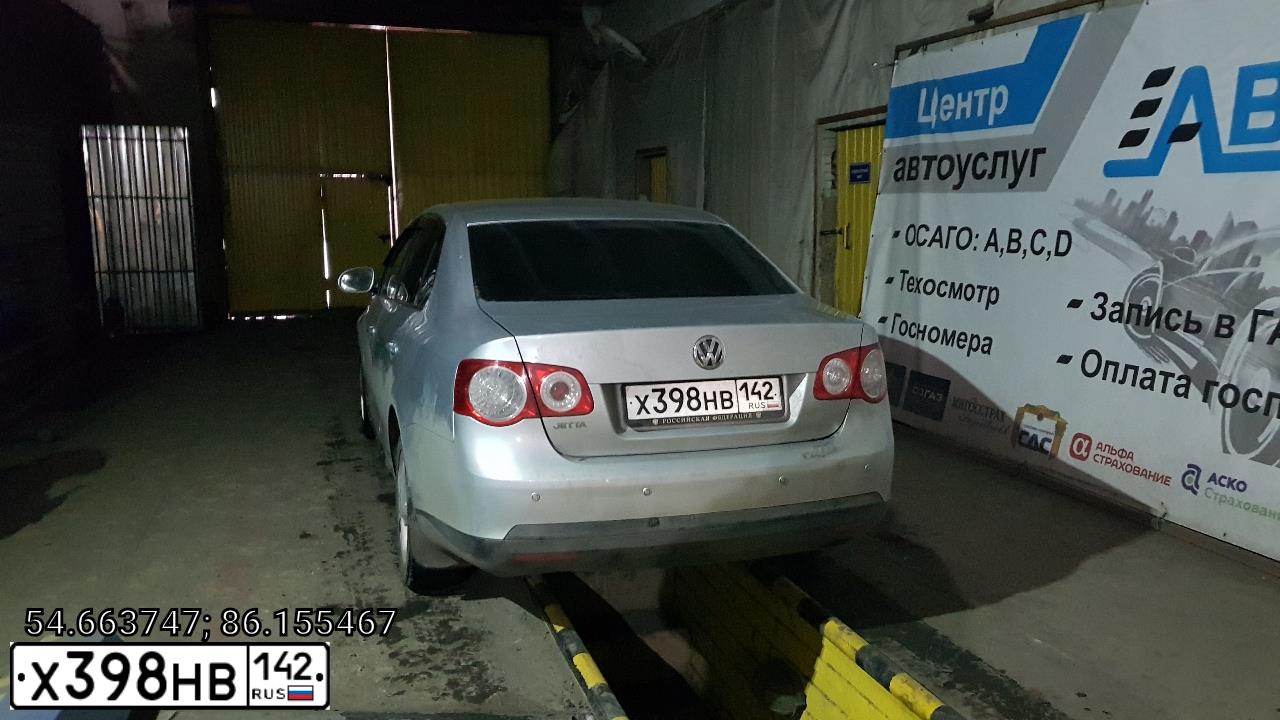 Фото автомобиля VOLKSWAGEN JETTA, 2010 — госномер Р213ОВ142. Цвет: СЕРЕБРИСТЫЙ