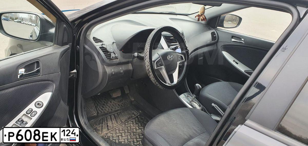 Фото автомобиля HYUNDAI SOLARIS, 2011 — госномер Т700РТ124. Цвет: ЧЕРНЫЙ