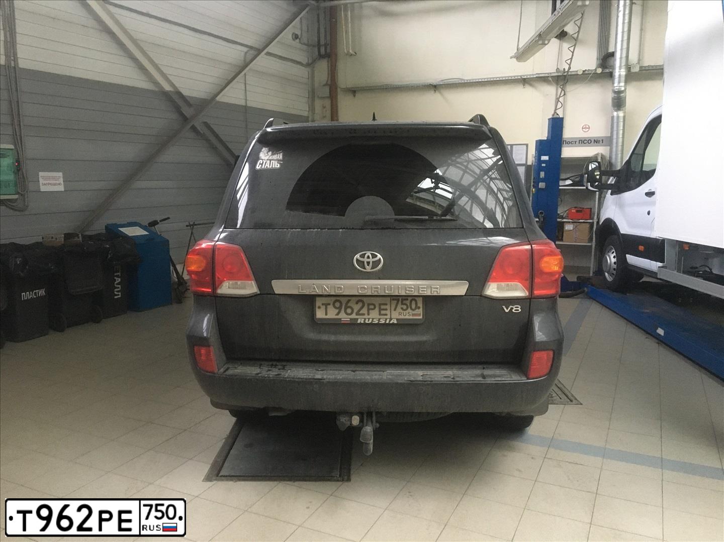 Фото автомобиля TOYOTA LANDCRUISER 200, 2014 — госномер Т962РЕ750. Цвет: ЧЕРНЫЙ