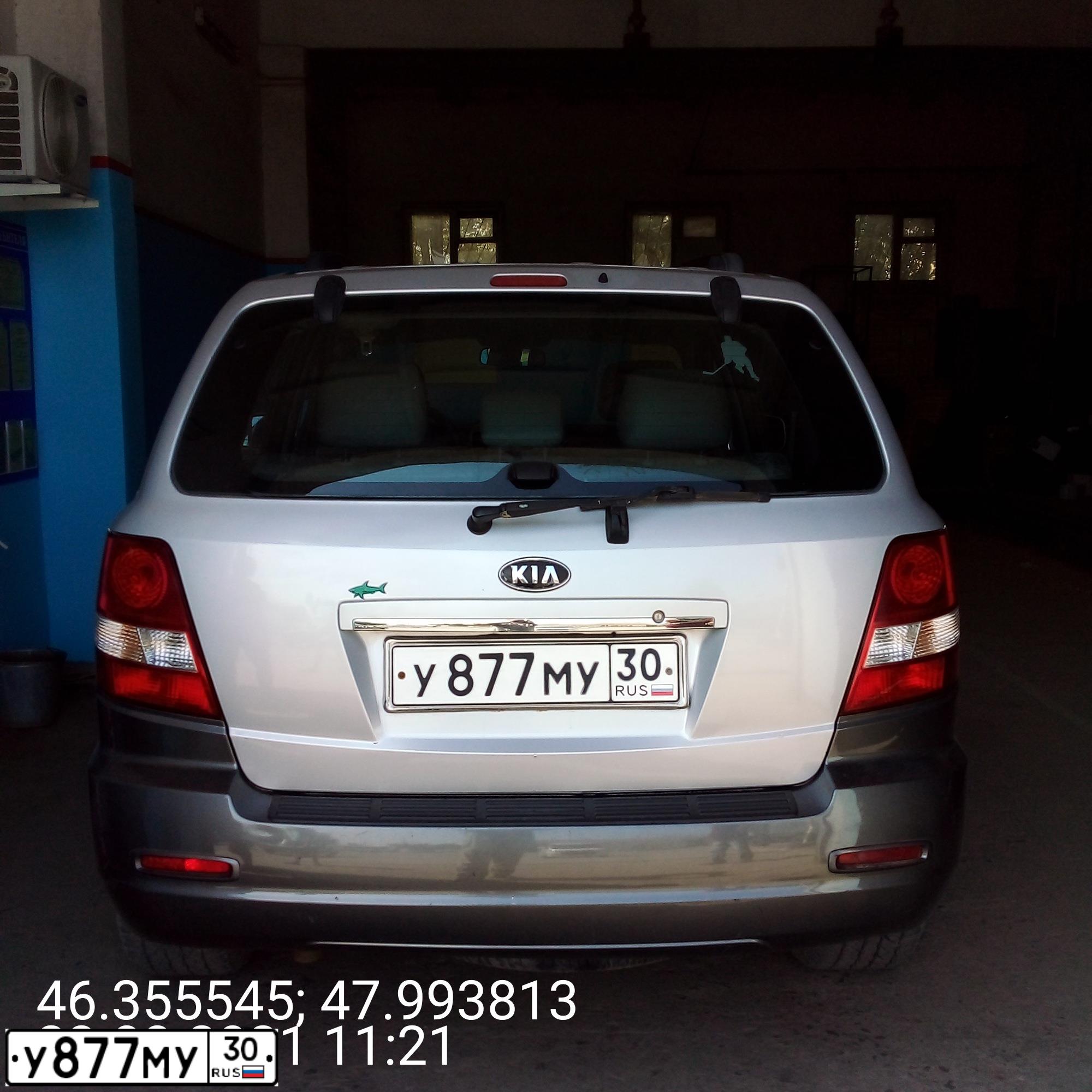 Фото автомобиля KIA SORENTO, 2006 — госномер У877МУ30. Цвет: Серебристый