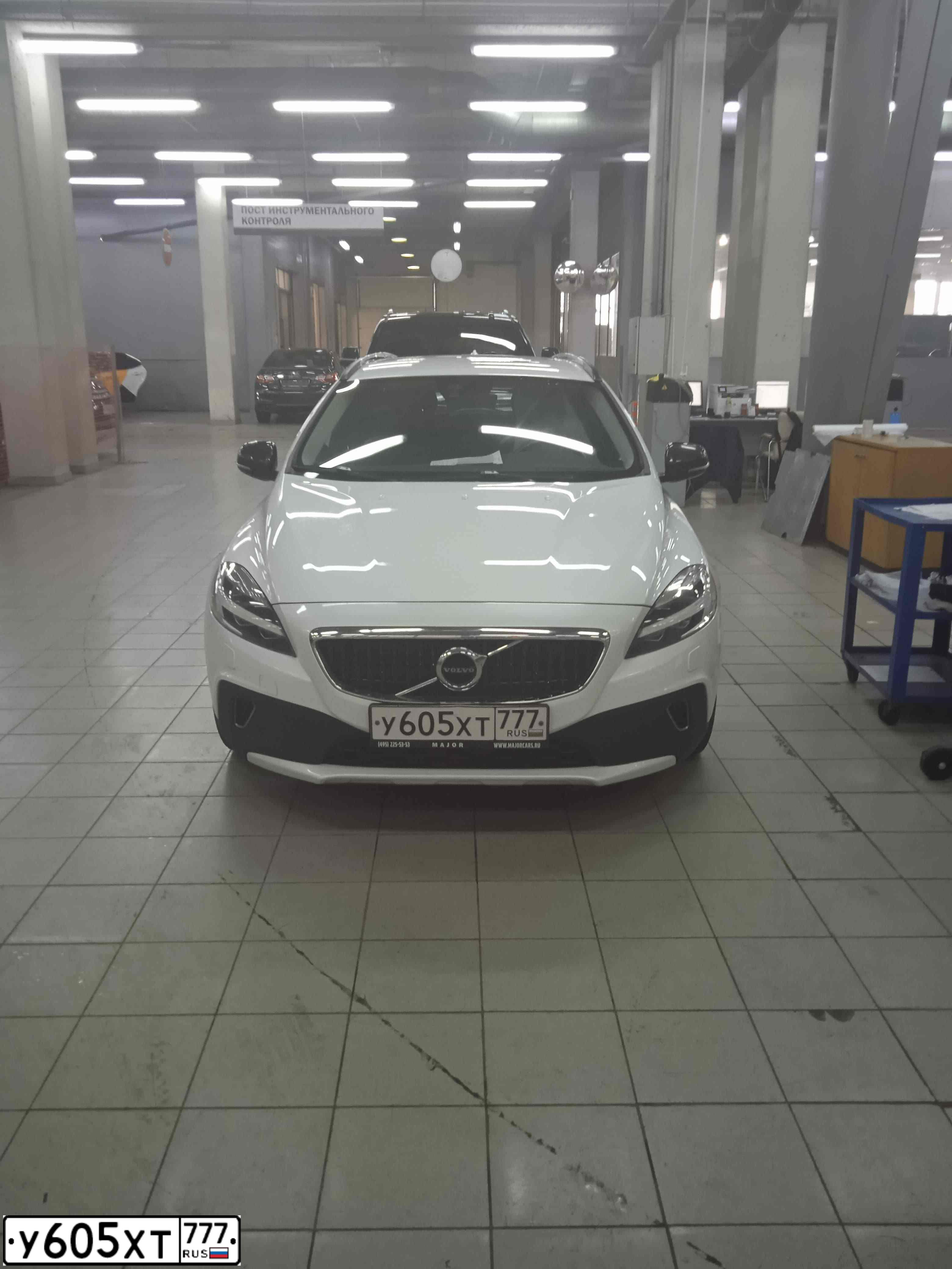 Фото автомобиля VOLVO V40, 2017 — госномер У605ХТ777. Цвет: ЖЕМЧУЖНО-БЕЛЫЙ