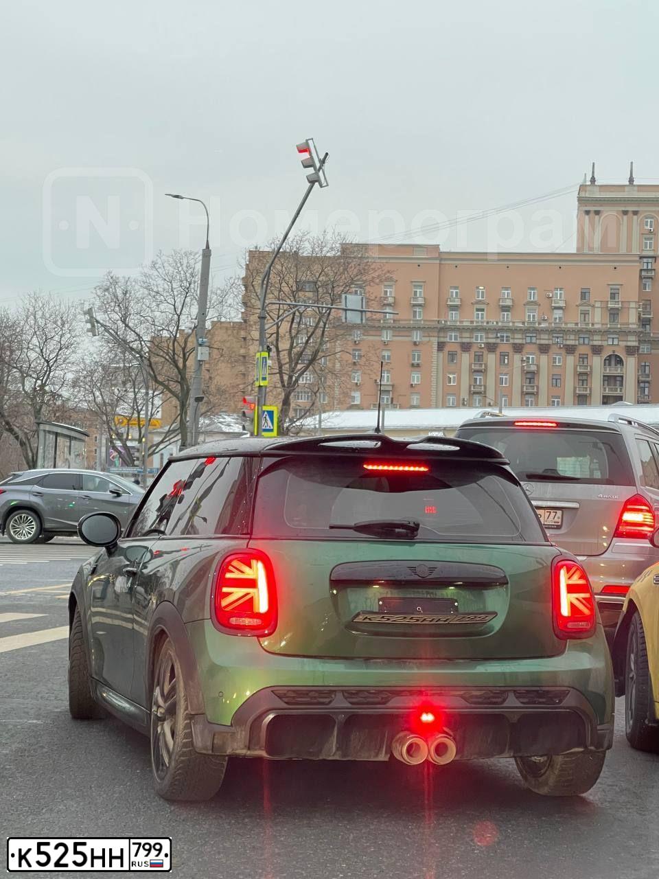 Фото автомобиля MINI JOHN COOPER WORKS 71DН, 2022 — госномер К525НН799. Цвет: ЗЕЛЕНЫЙ