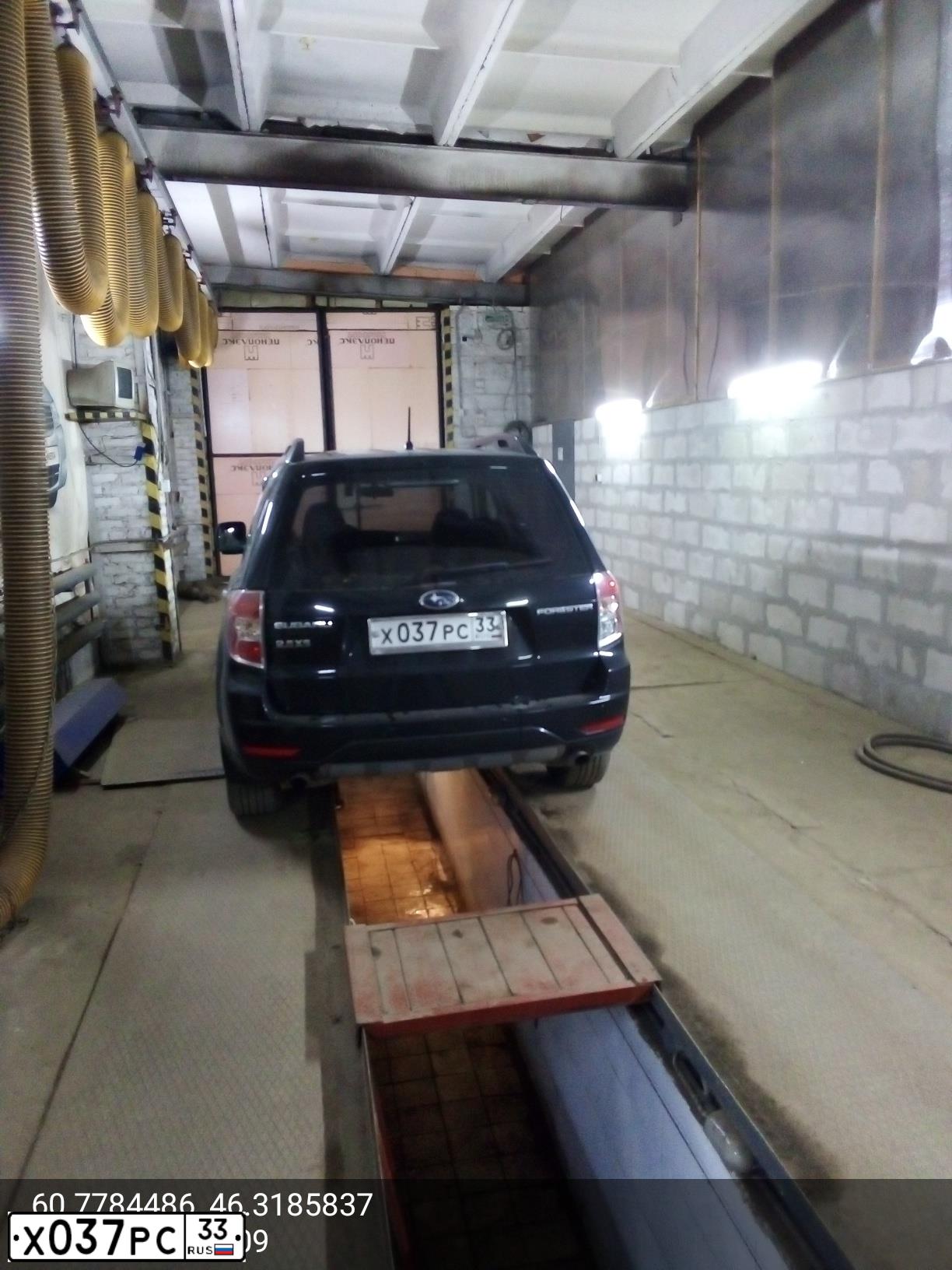 Фото автомобиля SUBARU FORESTER, 2008 — госномер Х037РС33. Цвет: ЧЕРНЫЙ