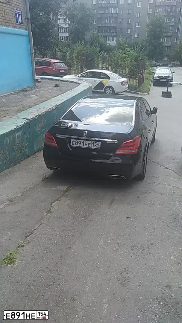 Фото автомобиля HYUNDAI EQUUS, 2015 — госномер Е891НЕ154. Цвет: ЧЕРНЫЙ