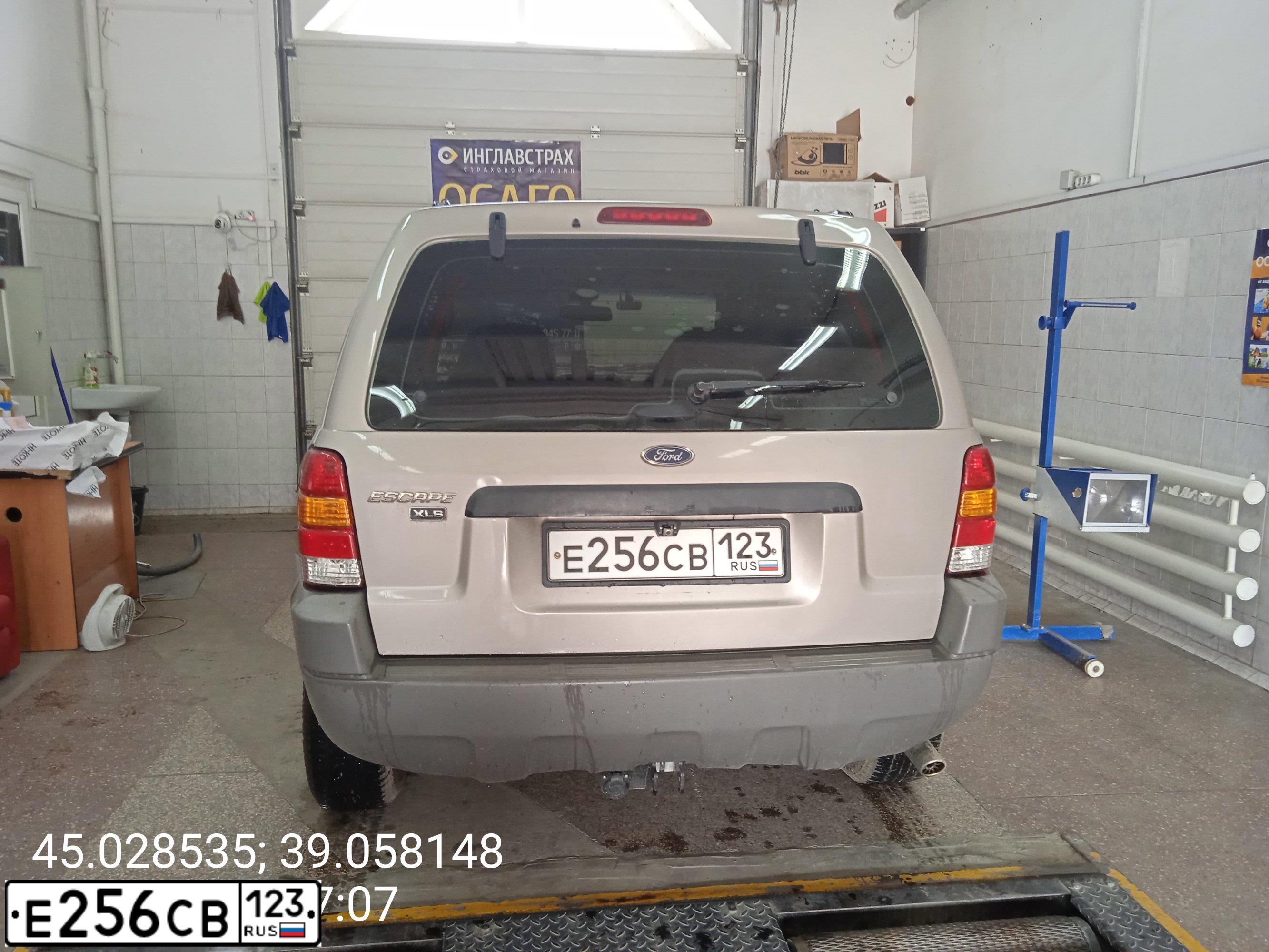 Фото автомобиля FORD ESCAPE, 2001 — госномер Е256СВ123. Цвет: СЕРО-ЗОЛОТИСТЫЙ