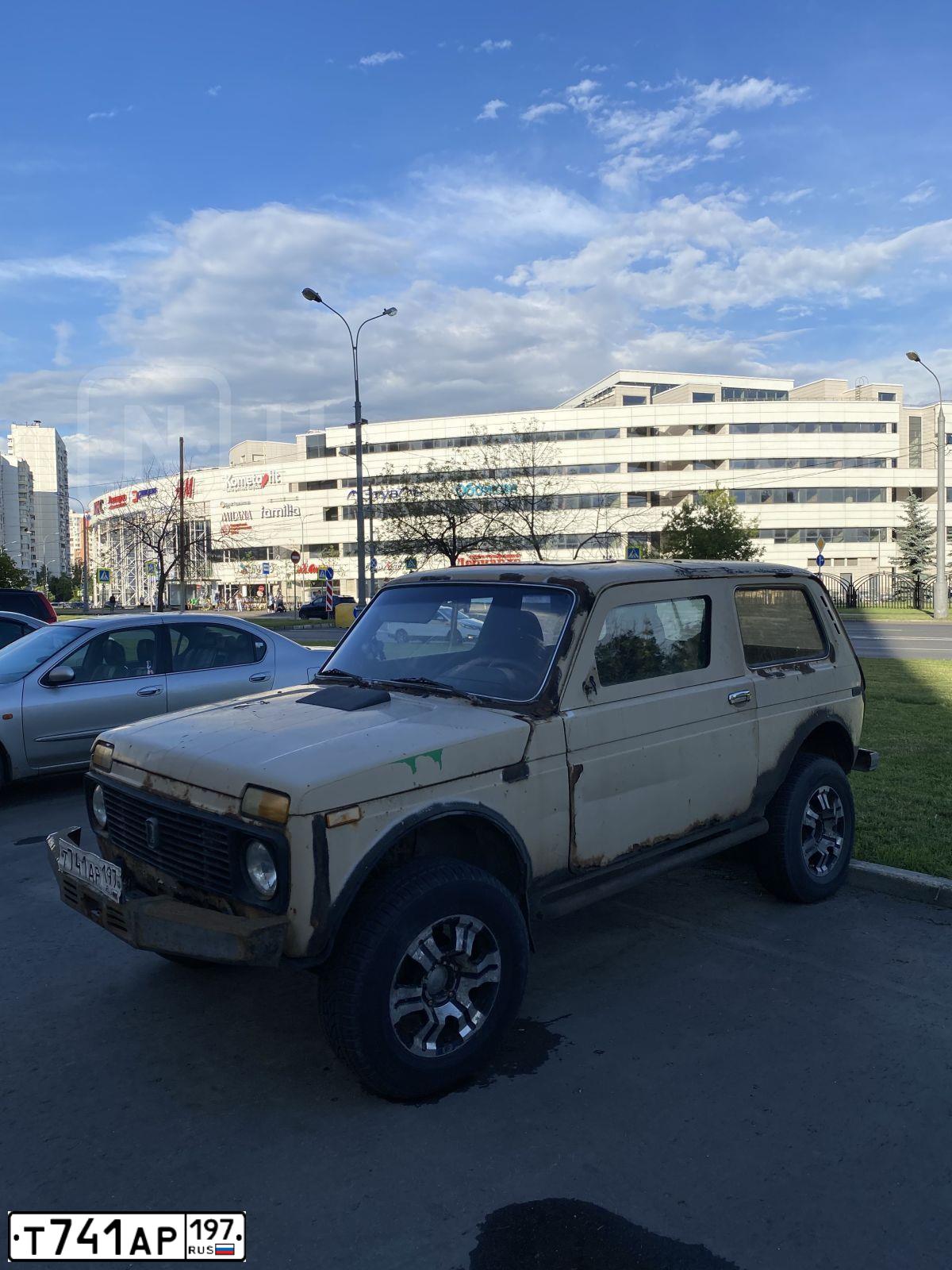 Фото автомобиля LADA 2121 NIVA, 1999 — госномер Т741АР197. Цвет: БЕЖЕВЫЙ