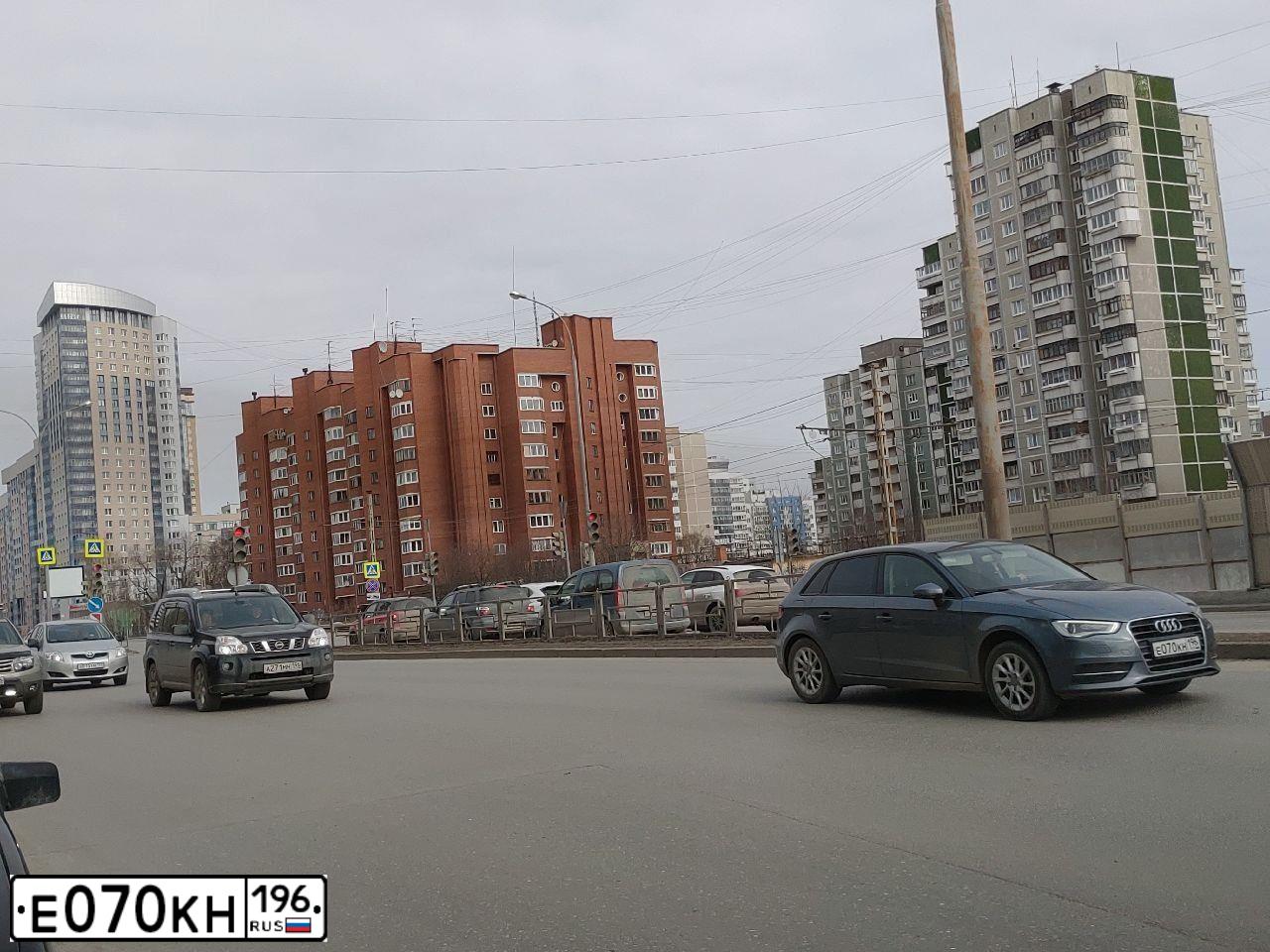Фото автомобиля AUDI A3, 2013 — госномер Е070КН196. Цвет: СЕРЫЙ