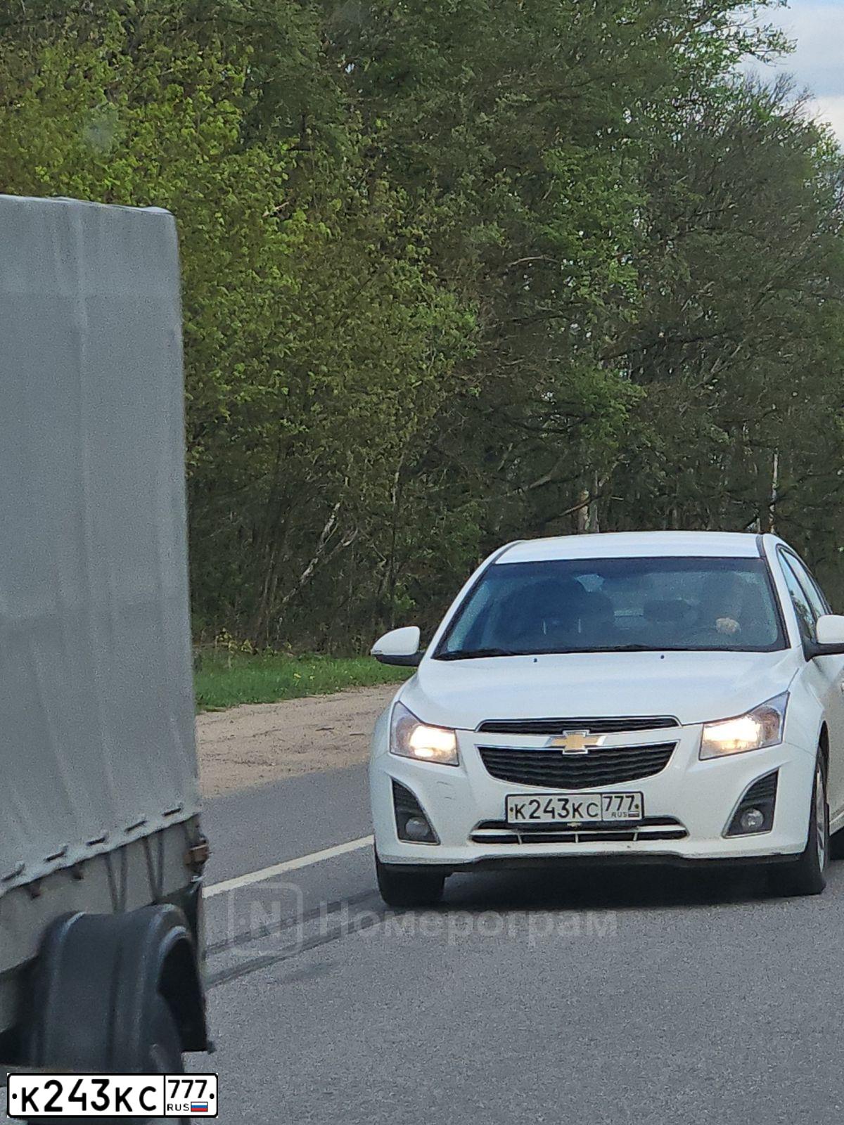 Фото автомобиля CHEVROLET CRUZE, 2014 — госномер К243КС777. Цвет: БЕЛЫЙ