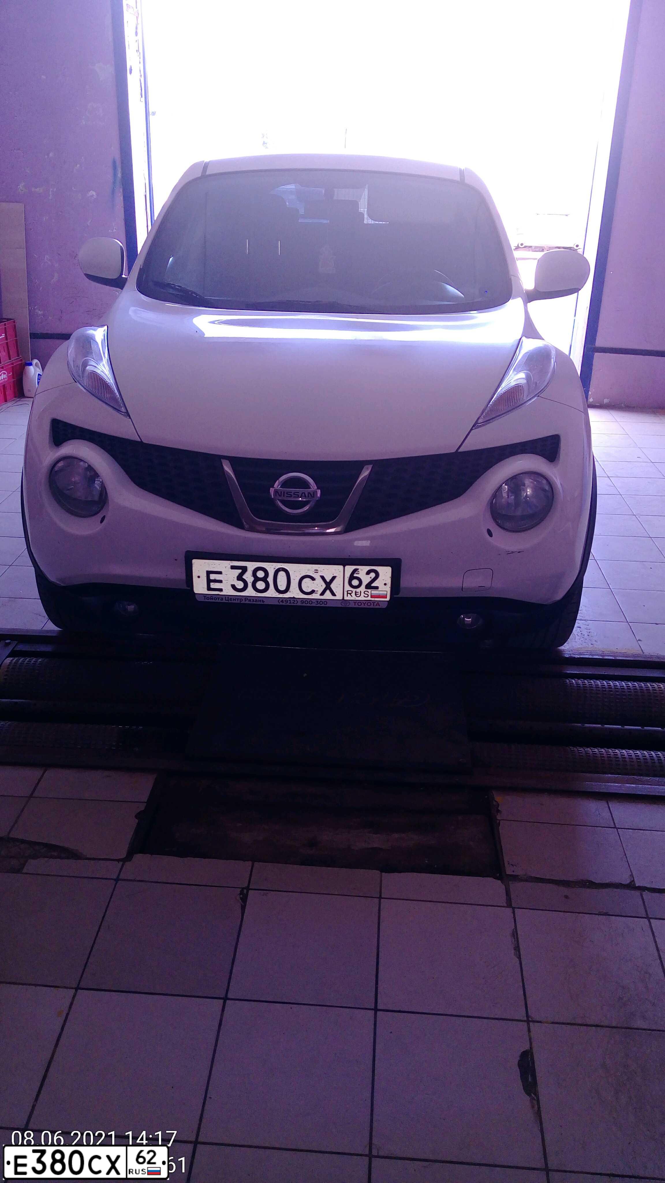 Фото автомобиля NISSAN JUKE, 2011 — госномер С808РС62. Цвет: Белый