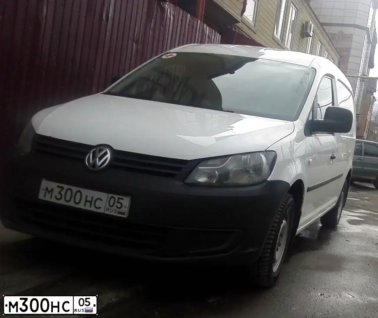 Фото автомобиля VOLKSWAGEN CADDY, 2011 — госномер М300НС05. Цвет: Белый