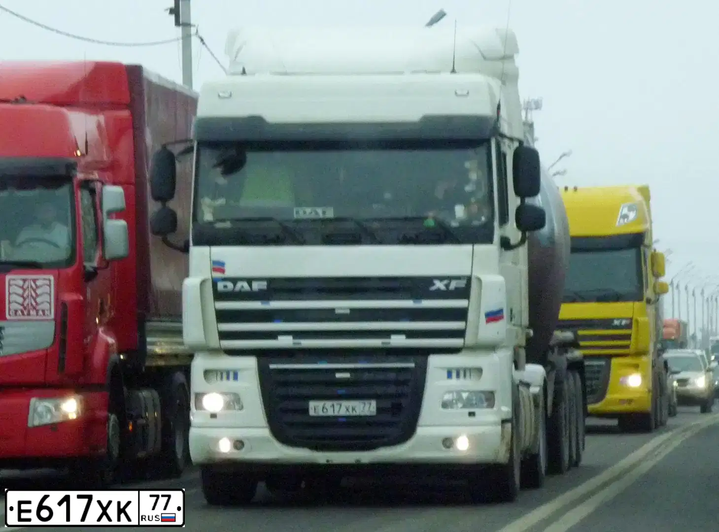 Фото автомобиля DAF XF 105 FT /4X2/, 2013 — госномер Е617ХК77. Цвет: БЕЛЫЙ