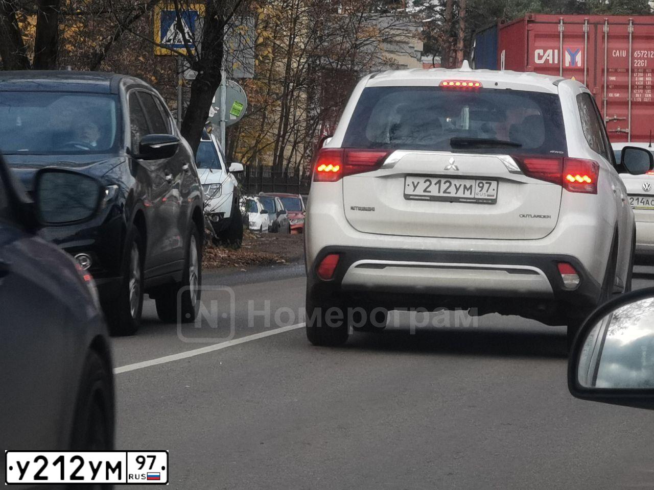 Фото автомобиля MITSUBISHI OUTLANDER, 2018 — госномер У212УМ97. Цвет: БЕЛЫЙ