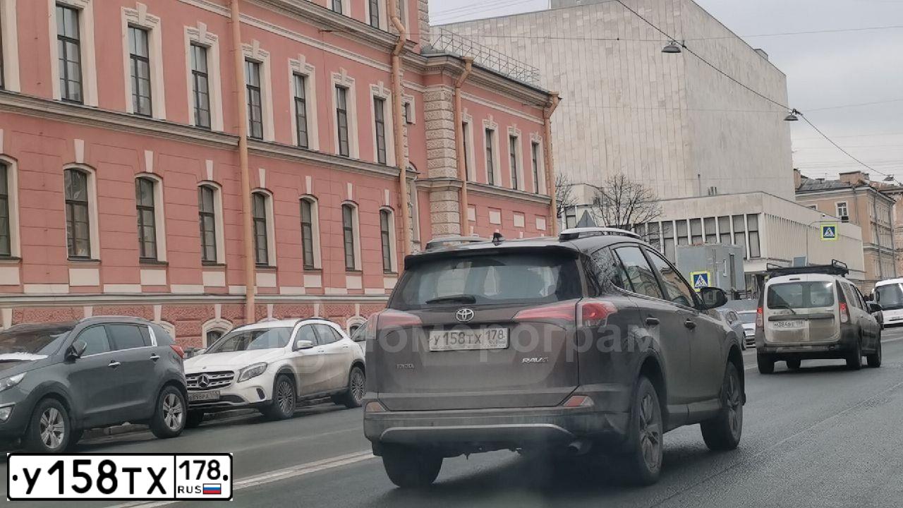 Фото автомобиля TOYOTA RAV4, 2017 — госномер У158ТХ178. Цвет: КОРИЧНЕВЫЙ МЕТАЛЛИК