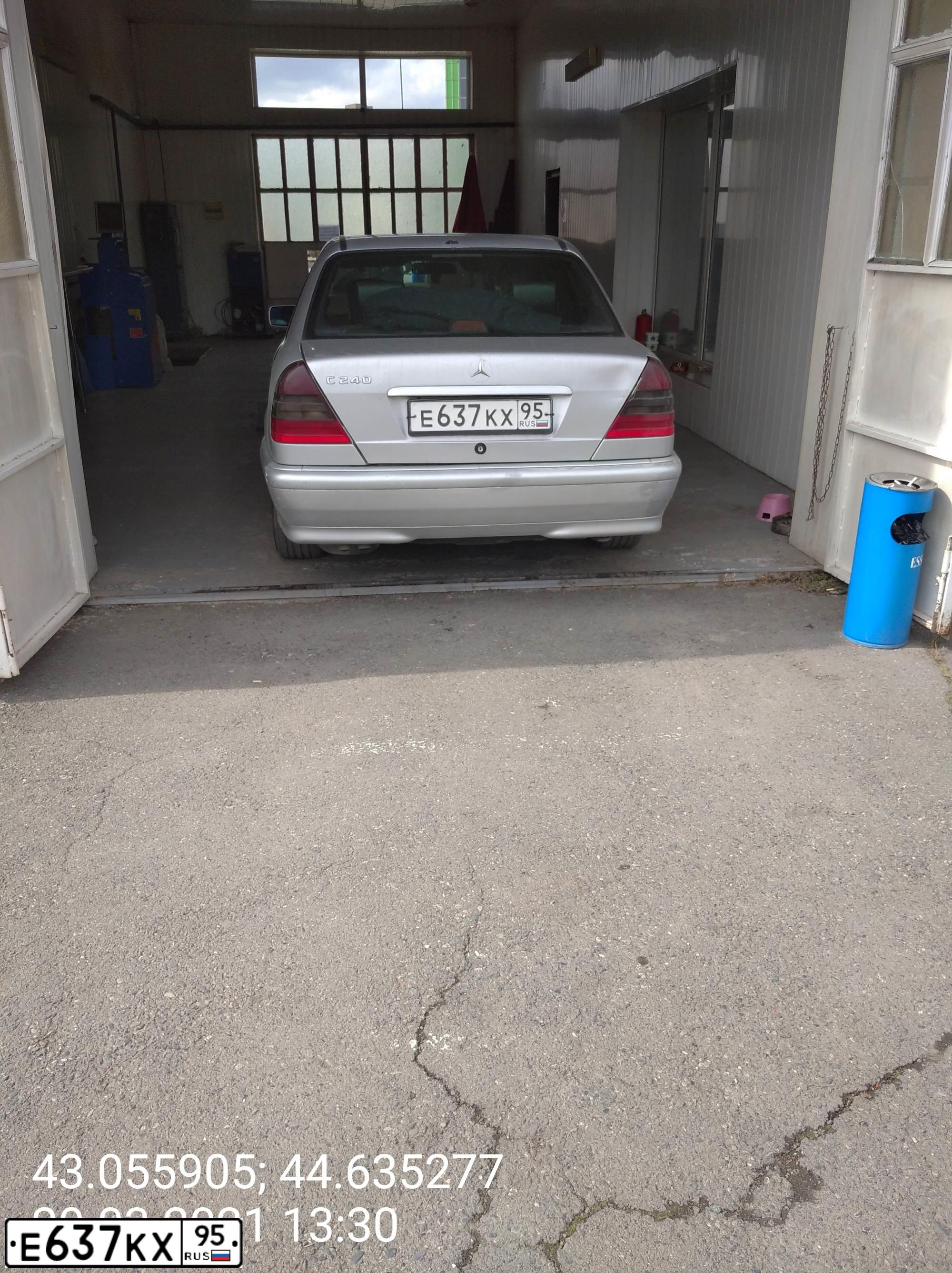 Фото автомобиля MERCEDES C-KLASSE, 2000 — госномер Е637КХ95. Цвет: БЕЛЫЙ (СЕРЕБРИСТЫЙ)